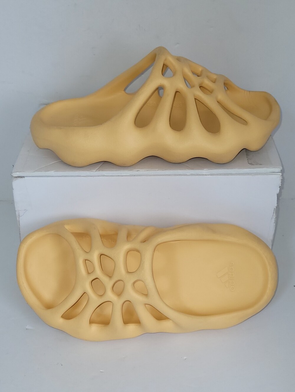 Adidas Yeezy 450 'Cream' Size 4 Cage Open Toe Slides